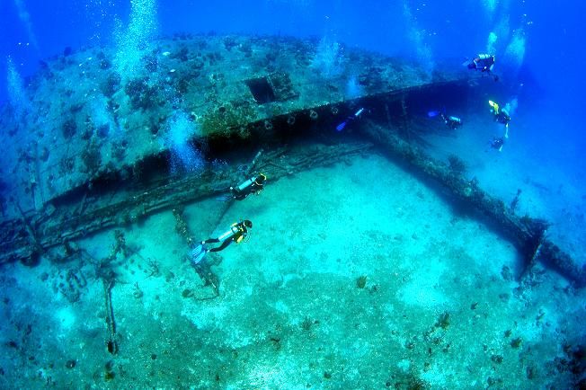 WRECK-RHONE-AND-DIVERS.jpg